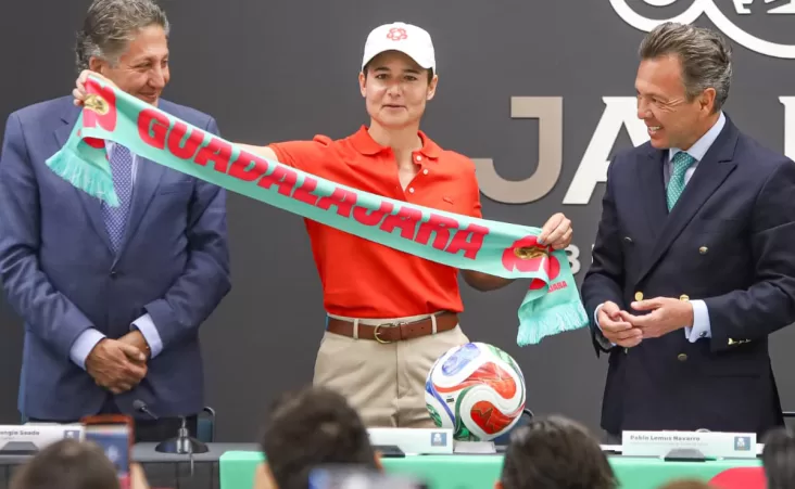 Ochoa, número 1 del mundo durante 158 semanas consecutivas y una de las figuras deportivas más queridas del país, expresó su emoción por la distinción.