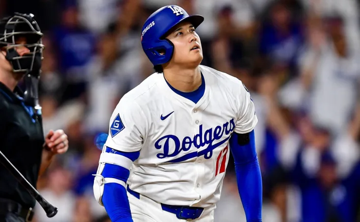 El astro conectó tres jonrones monumentales y lanzó siete entradas de dominio absoluto, permitiendo solo dos hits y ponchando a diez rivales.