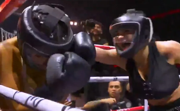 La regiomontana tomó el centro del ring, lanzó combinaciones precisas y manejó el ritmo del combate, mientras Karina intentaba responder sin éxito ante la presión constante.