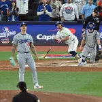 Con el ritmo de “El Mechón” sonando en el estadio, Kirk tomó el turno al bat decidido a dejar su huella.