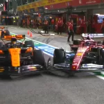 Pero el momento más polémico llegó cuando Charles Leclerc salió del pit lane junto a Lando Norris y terminó empujándolo contra el muro.