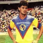 En México, su recuerdo pesa más que nunca. Con el América, en los 90, regaló momentos de clase y fantasía, como aquel legendario gol de rabona que asistió a Toninho en un Clásico ante Chivas.