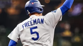 Freddie Freeman conectó un jonrón en la sexta para romper el empate.