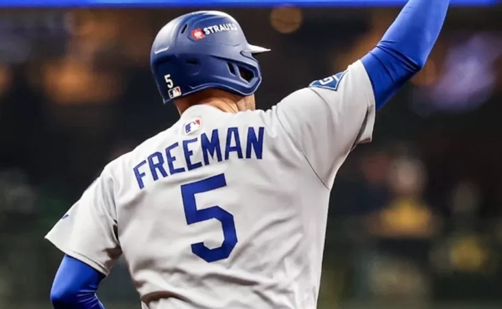 Freddie Freeman conectó un jonrón en la sexta para romper el empate.