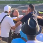 La seguridad del Autódromo intervino rápidamente, retirando a los hombres ensangrentados mientras los autos seguían pasando a toda velocidad en la pista.