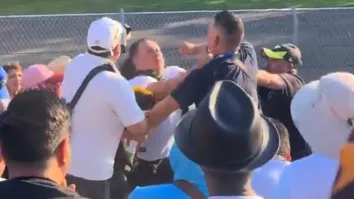 La seguridad del Autódromo intervino rápidamente, retirando a los hombres ensangrentados mientras los autos seguían pasando a toda velocidad en la pista.