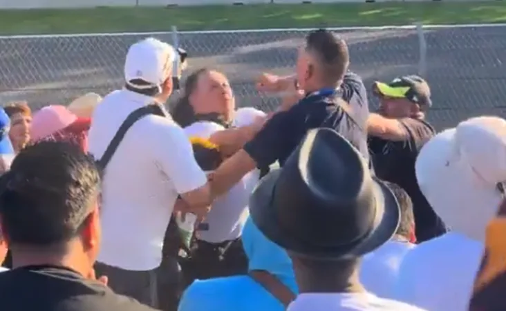 La seguridad del Autódromo intervino rápidamente, retirando a los hombres ensangrentados mientras los autos seguían pasando a toda velocidad en la pista.