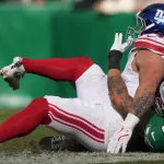 En impactantes imágenes que circulan en redes, se ve cómo Skattebo, de 23 años, es tacleado por la espalda, su pierna se tuerce de manera antinatural.