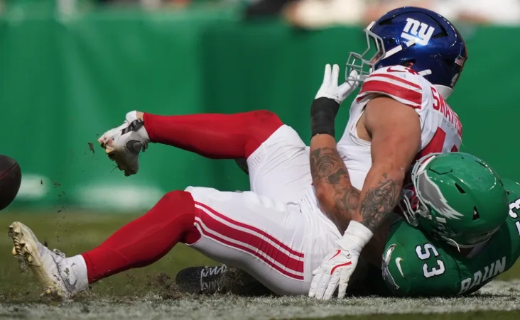 En impactantes imágenes que circulan en redes, se ve cómo Skattebo, de 23 años, es tacleado por la espalda, su pierna se tuerce de manera antinatural.