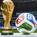 Detalles en dorado evocan la grandeza de la Copa del Mundo, mientras su base blanca de cuatro paneles aerodinámicos y textura ondulada garantizan precisión y control en cada toque.