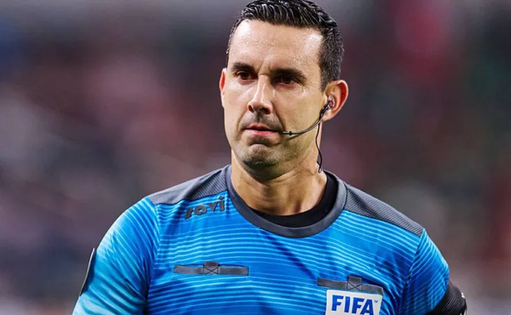 Según el periodista hondureño Gustavo Roca, en la ciudad de Guatemala apareció una manta con un mensaje dirigido a Concacaf, Panamá y los árbitros.