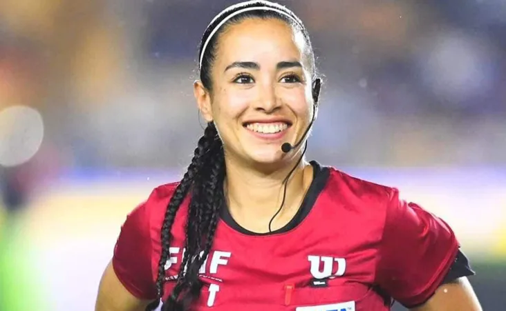 En 2024, García fue reconocida como la sexta mejor árbitra del planeta, reflejo de su disciplina y consistencia en el terreno de juego.