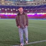 En las fotografías, Messi, de 38 años, aparece recorriendo los alrededores del Camp Nou e incluso pisando el nuevo césped.