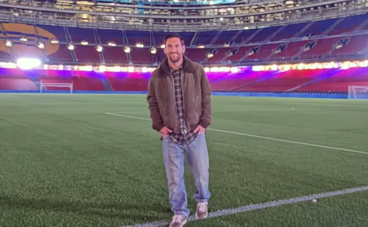 En las fotografías, Messi, de 38 años, aparece recorriendo los alrededores del Camp Nou e incluso pisando el nuevo césped.