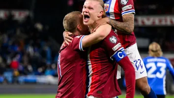 El noruego, que ya suma 55 goles en 48 partidos con su selección, amenaza incluso el récord histórico de Cristiano Ronaldo.