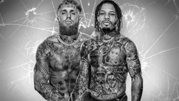 La decisión se tomó tras una demanda civil presentada por la exnovia de Davis, Courtney Rossel, quien lo acusó de agresión, secuestro y abuso emocional.