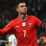 La situación se agravó cuando Cristiano Ronaldo fue expulsado tras un codazo sin balón que el árbitro sancionó con tarjeta roja.
