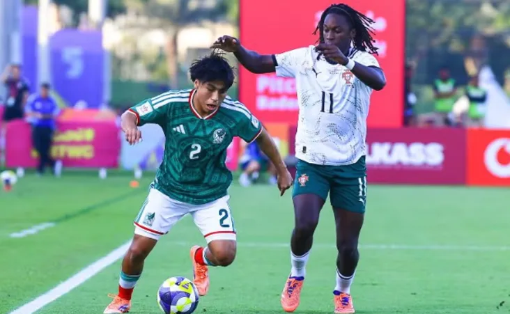 José Navarro cometió una barrida imprudente dentro del área y el silbante marcó penal sin dudar.