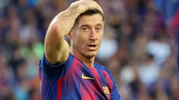 La biografía señala que Lewandowski fue citado a una reunión con dirigentes, incluido Joan Laporta, donde presuntamente se le solicitó dejar de marcar en los duelos finales.