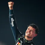 Verstappen firmó la victoria más amarga de su carrera: dominó la prueba, pero no pudo evitar que terminara su racha de cuatro títulos consecutivos.