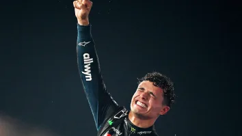 Verstappen firmó la victoria más amarga de su carrera: dominó la prueba, pero no pudo evitar que terminara su racha de cuatro títulos consecutivos.