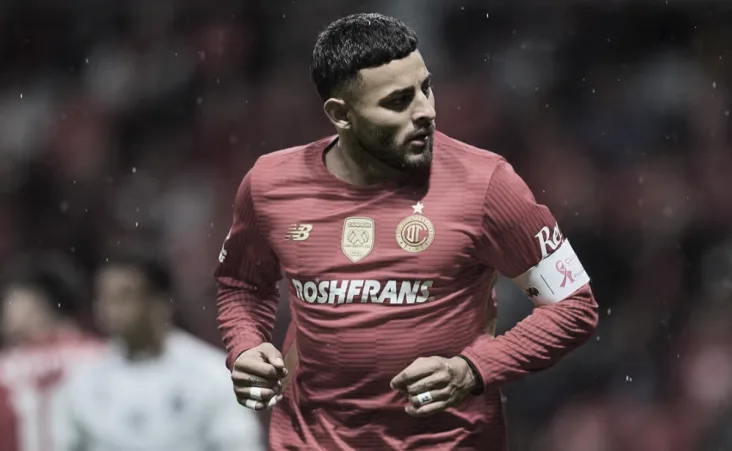 Vega había dejado atrás el desgarre sufrido el 26 de octubre ante Pachuca, pero en los últimos entrenamientos volvió a resentirse.