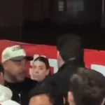 El comunicador de TUDN se encontraba en el inmueble escarlata para la transmisión del encuentro.