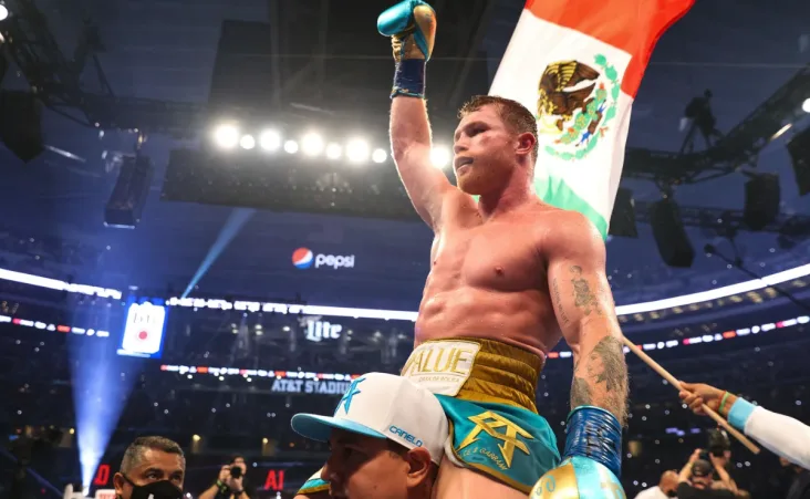 The Ring Magazine actualizó su ranking de las 168 libras y colocó nuevamente a Canelo Álvarez en la primera posición.