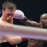 Crawford se despide tras una etapa marcada por la polémica, luego de haber destronado a Canelo como campeón indiscutido.