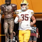 Gómez Juárez practicó futbol soccer durante su infancia, pero a los 14 años cambió de disciplina al acompañar a sus amigos a entrenamientos de futbol americano.