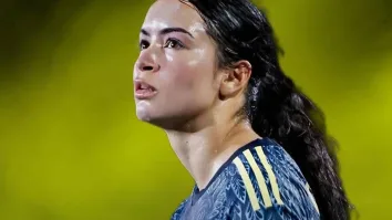 La futbolista fue expulsada al minuto 68 por doble tarjeta amarilla, una sanción que ella y parte de la afición consideraron injusta.