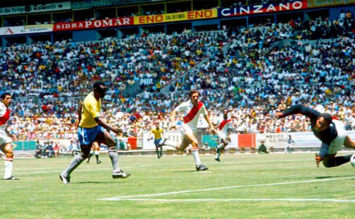 La decisión se tomó por el estado de la cancha, que FIFA recomendó renovar por completo, instalando un nuevo césped.