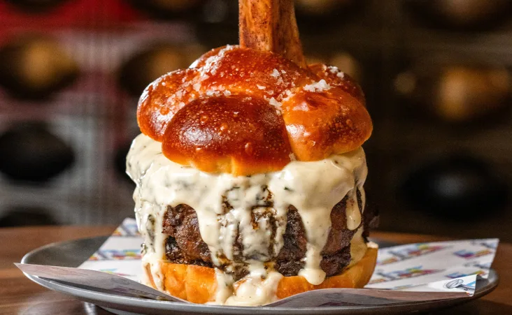 La estrella del menú es la Hammer LX, una hamburguesa de 3.5 libras de pierna de res estofada.