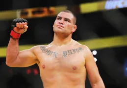 Cain Velásquez alcanzó la cima de las artes marciales mixtas al conquistar el título indiscutido de peso completo tras noquear a Brock Lesnar.
