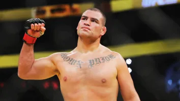 Cain Velásquez alcanzó la cima de las artes marciales mixtas al conquistar el título indiscutido de peso completo tras noquear a Brock Lesnar.