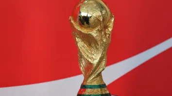 El encargado de recibir la copa fue el histórico exdelantero mexicano Hugo Sánchez