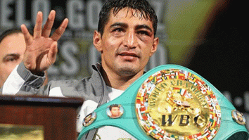 Durante la diligencia, se dictaron medidas cautelares que prohíben al ex pugilista acercarse o tener cualquier tipo de contacto con la víctima.