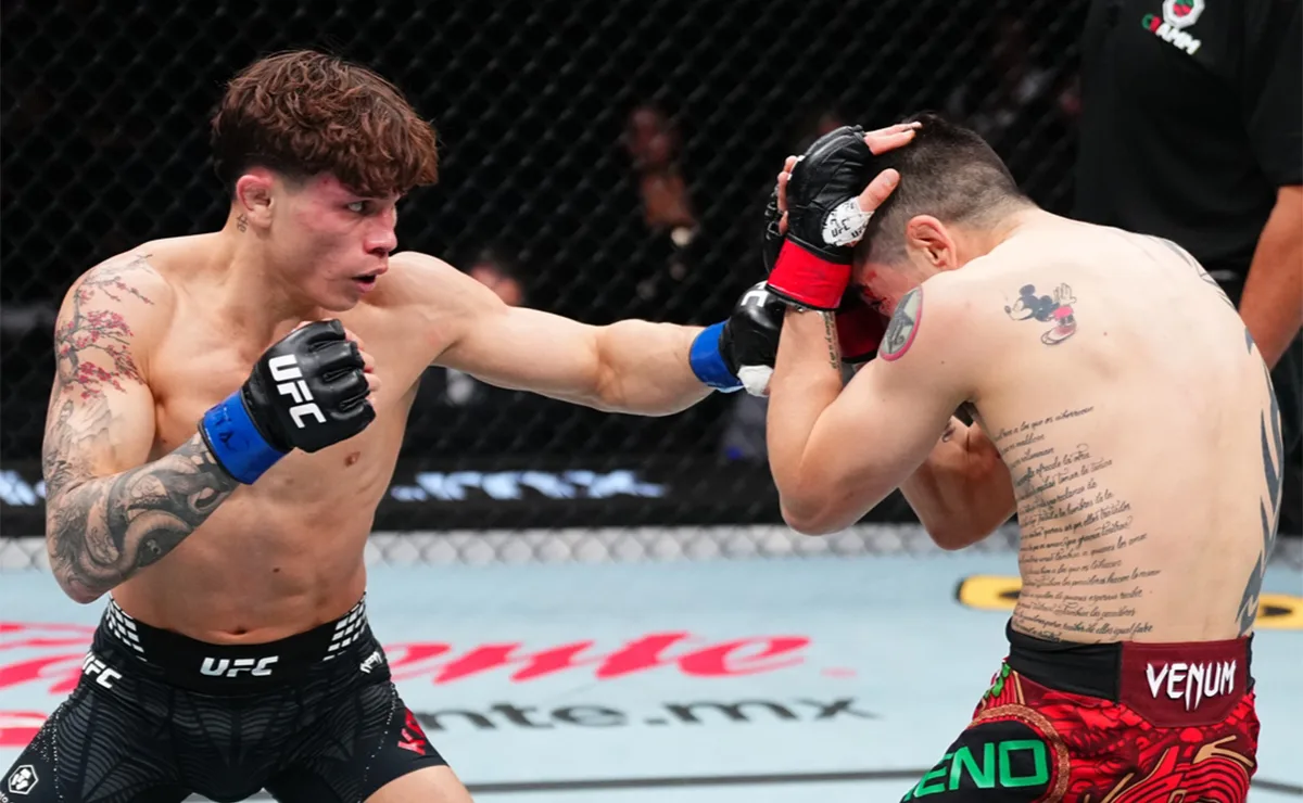 Kavanagh impuso condiciones con la potencia de sus golpes, obligando al mexicano a retroceder.