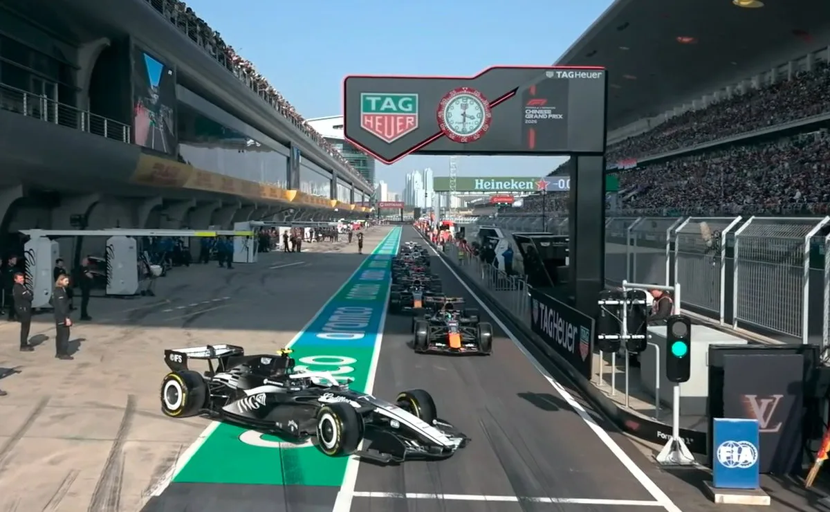 Desde el inicio hubo tráfico en la pista, ya que algunos pilotos tardaron en ceder el paso, lo que generó cierta confusión en los primeros minutos.