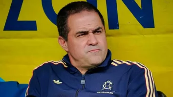 La polémica principal surgió en los minutos finales, cuando Tony Leone intentó despejar el balón y terminó impactándolo con el brazo.