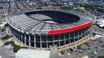 Trabajadores continúan instalando elementos decorativos, especialmente en los pasillos.