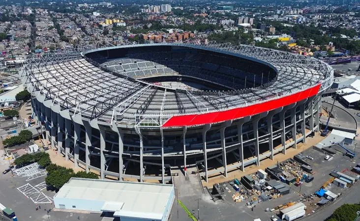 Trabajadores continúan instalando elementos decorativos, especialmente en los pasillos.
