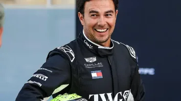 Pérez y Albon protagonizaron un choque en la curva 16 tras coincidir en el trazado, generando confusión entre ambos pilotos.