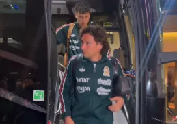 El arribo del equipo estuvo acompañado por un grupo reducido de aficionados.