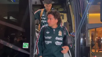 El arribo del equipo estuvo acompañado por un grupo reducido de aficionados.