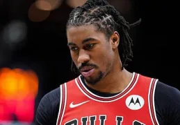 El propio jugador reaccionó públicamente tras su despido, cuestionando los motivos del equipo y defendiendo su postura.