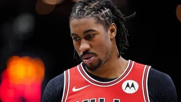 El propio jugador reaccionó públicamente tras su despido, cuestionando los motivos del equipo y defendiendo su postura.