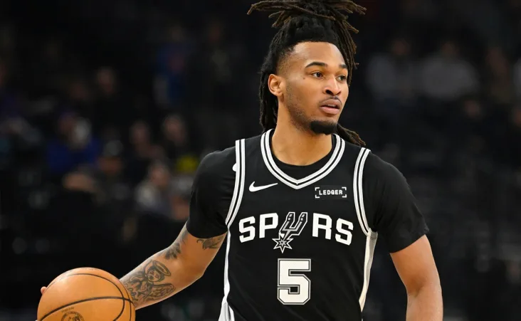 Stephon Castle firmó un triple-doble con 17 puntos, 13 asistencias y 10 rebotes.