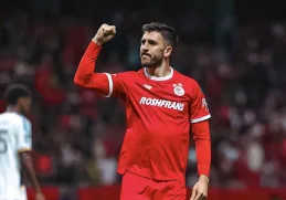 Paulinho selló su actuación con un tercer gol tras una jugada llena de rebotes, dejando el 4-2 definitivo.