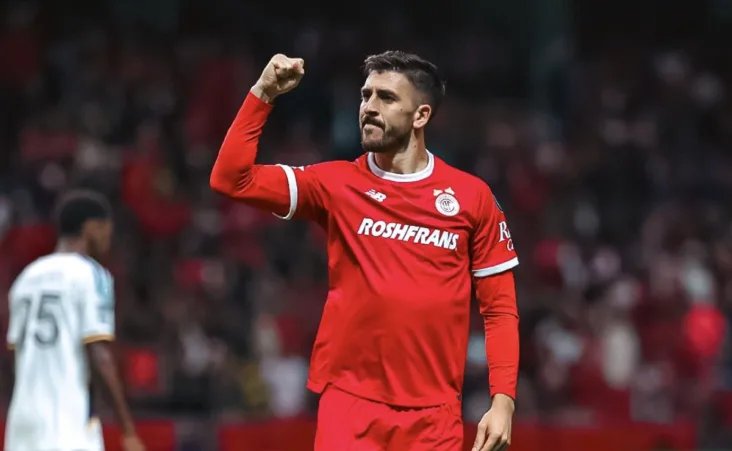 Paulinho selló su actuación con un tercer gol tras una jugada llena de rebotes, dejando el 4-2 definitivo.